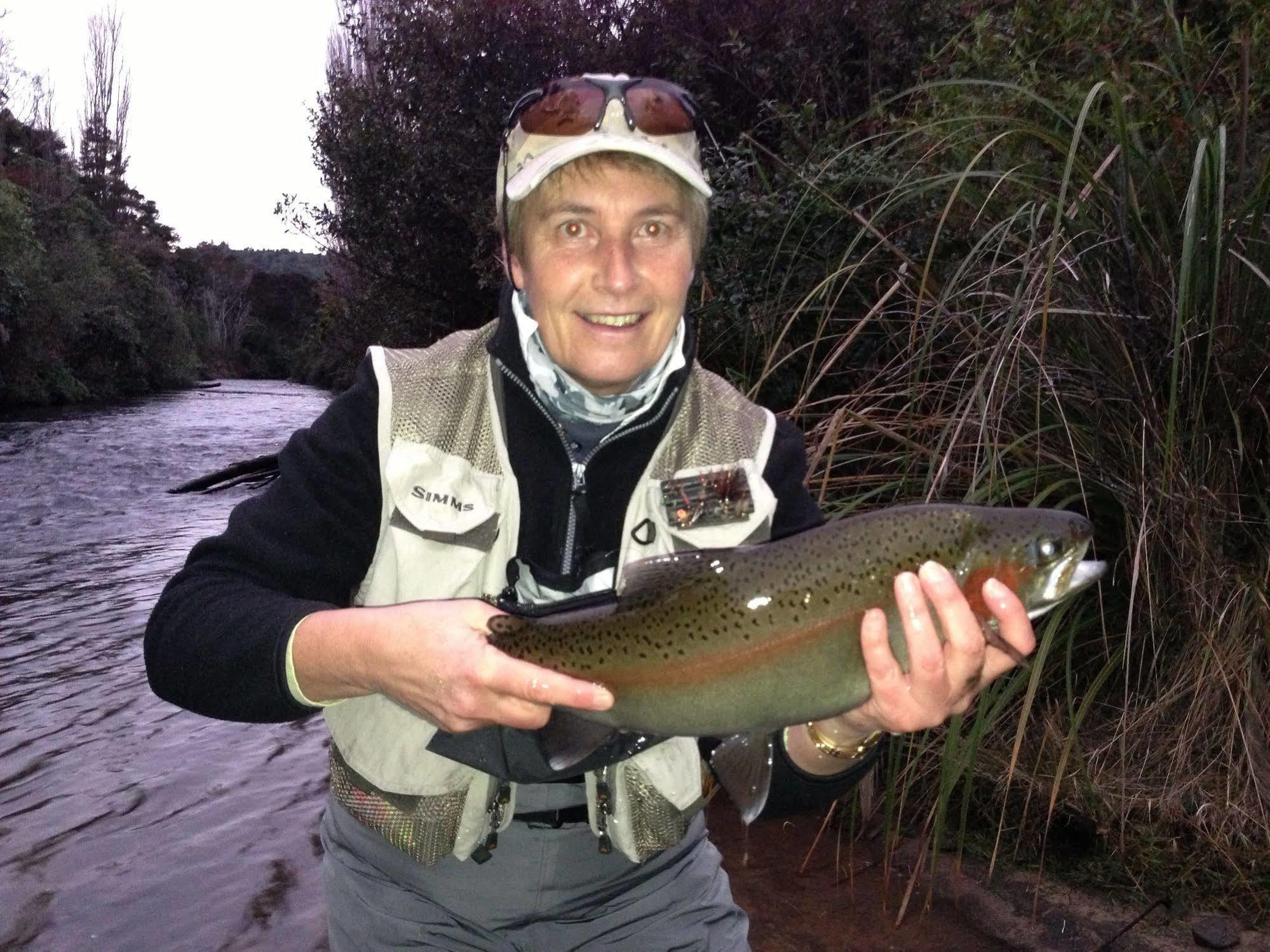 Turangi Trout Lodge Ngoại thất bức ảnh