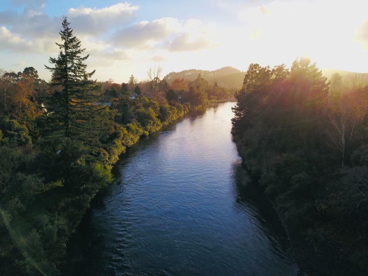 Turangi Trout Lodge Ngoại thất bức ảnh
