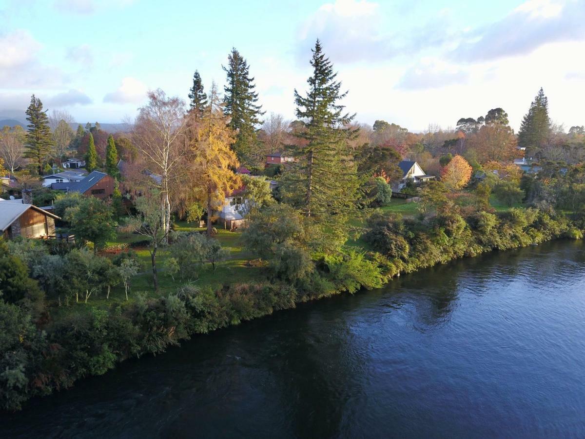 Turangi Trout Lodge Ngoại thất bức ảnh